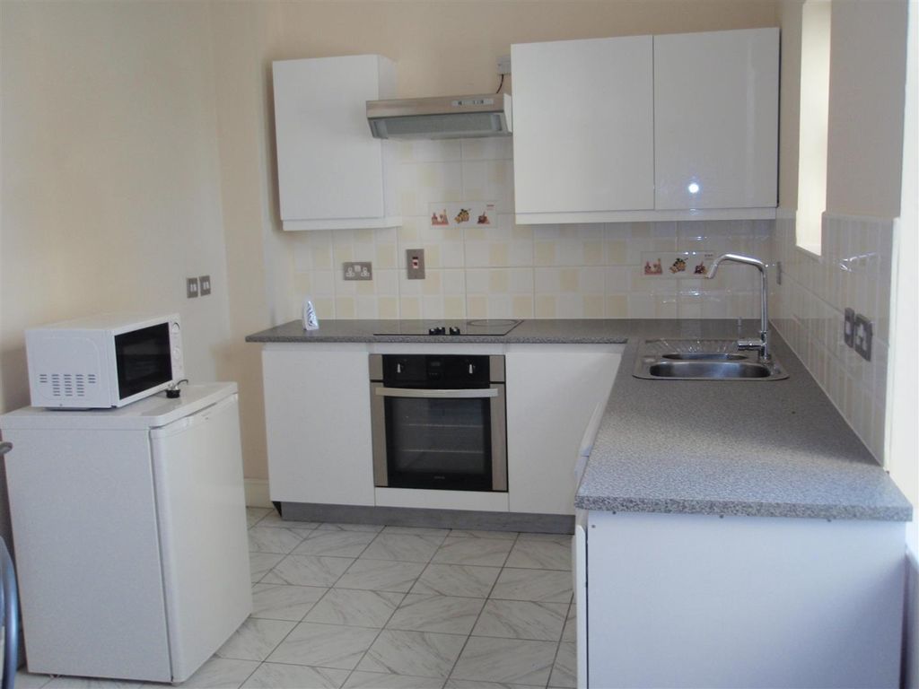 Property photo 3 of 8 Kicthen