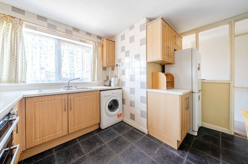 Property photo 3 of 11 Kitchen