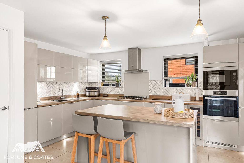 Property photo 2 of 32 Medlarclose_24.Jpg