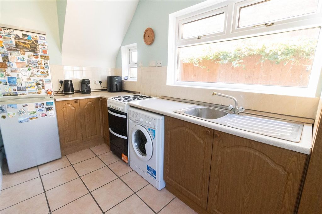 Property photo 3 of 11 Kitchen