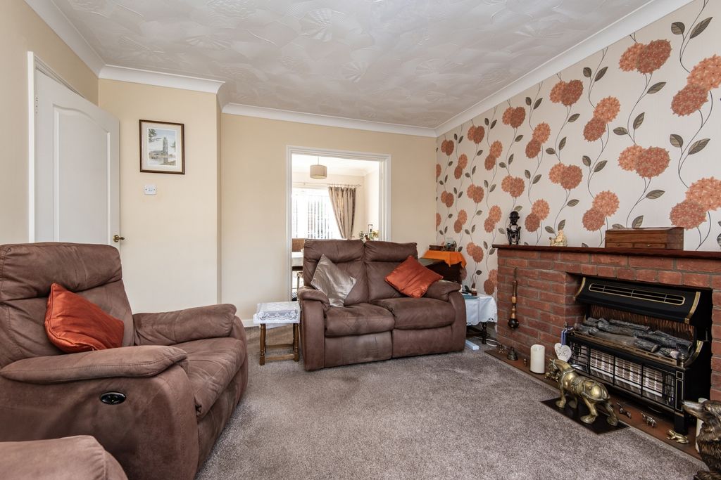 Property photo 3 of 16 Lounge