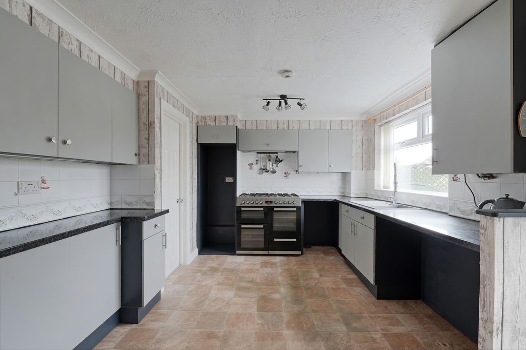 Property photo 3 of 23 Dining Kitchen