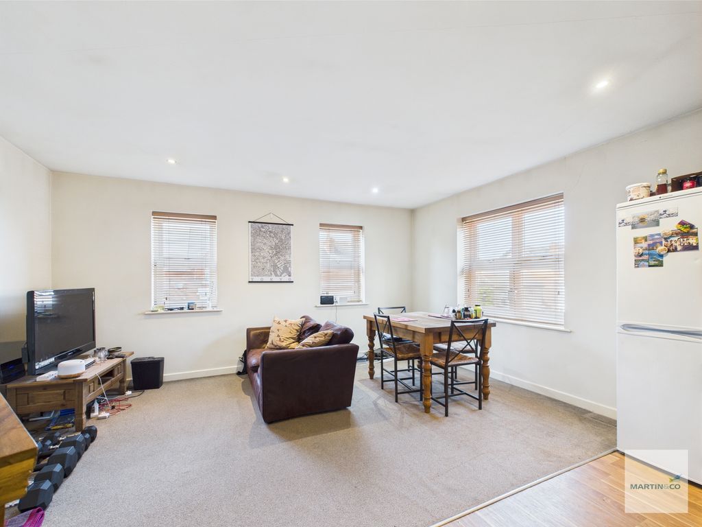 Property photo 3 of 10 Cam03394G0-Pr0289-Still015