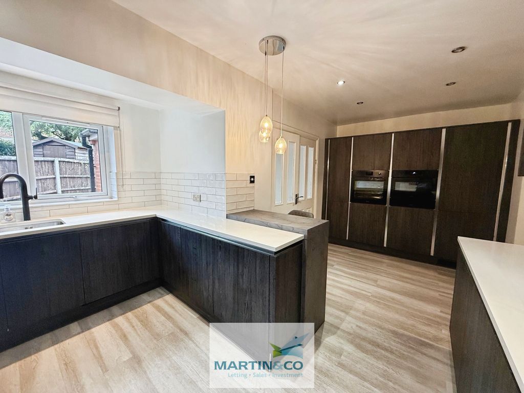 Property photo 2 of 26 68d68178--446F-9405-3Eb9D8Ae6315-47312-00000676C30