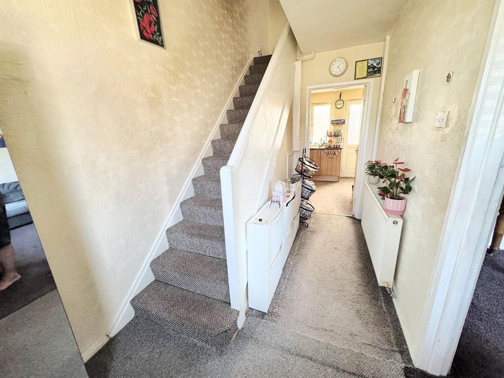 Property photo 2 of 12 Entrance Hall