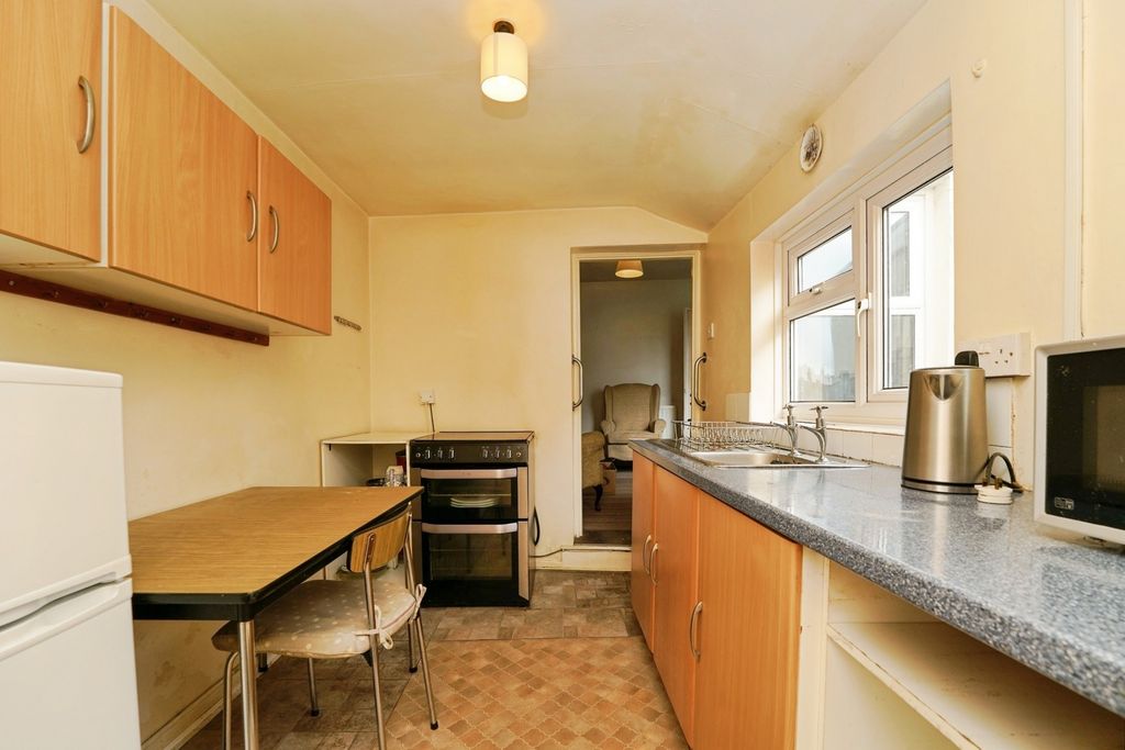 Property photo 3 of 11 Kitchen
