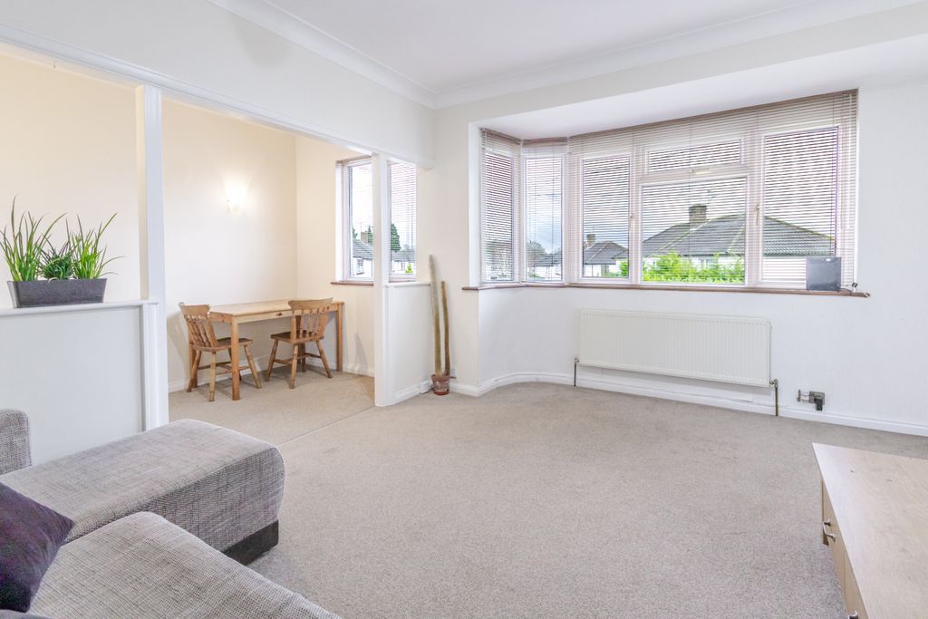 Property photo 3 of 21 Living 3