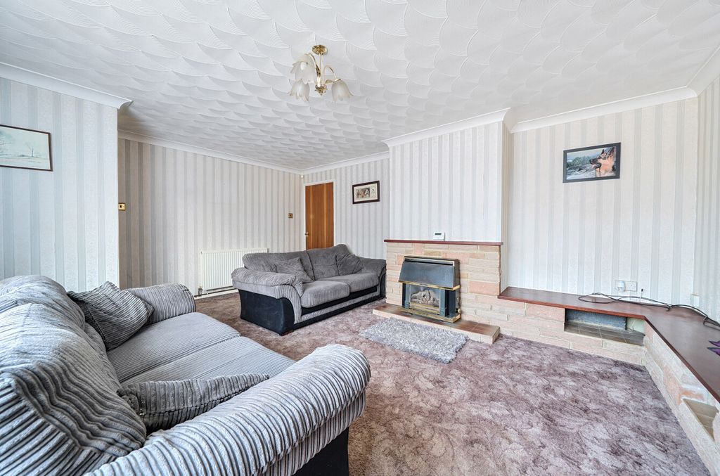 Property photo 2 of 13 1334636-12-689325...