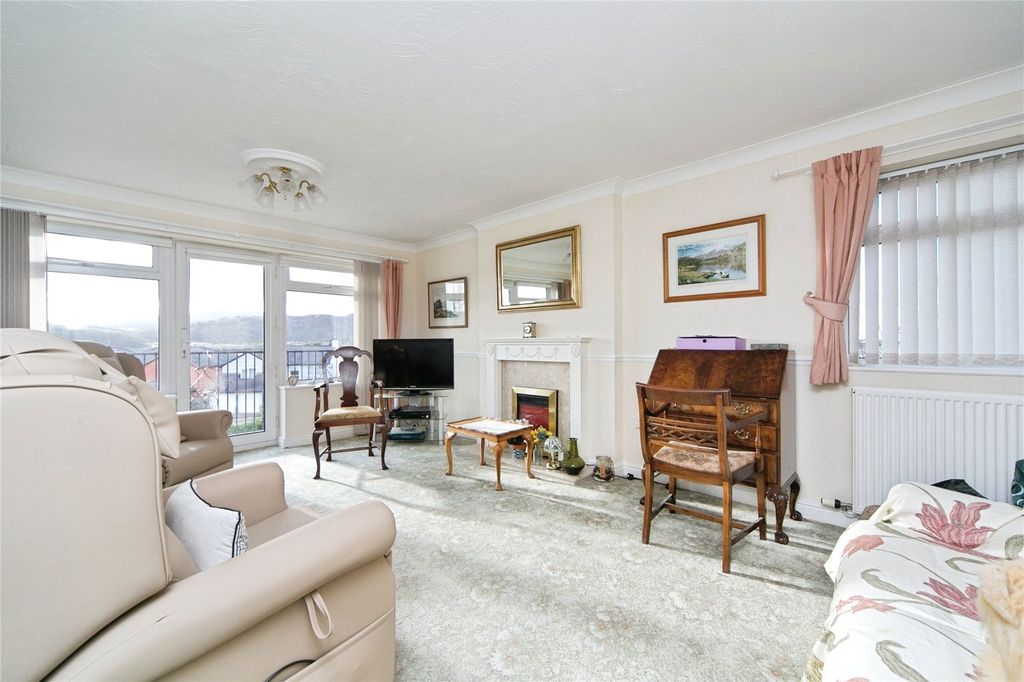 Property photo 2 of 20 Lounge