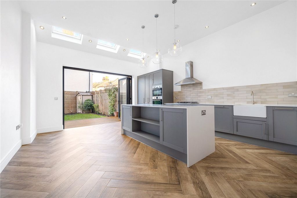 Property photo 3 of 18 Kitchen Dining