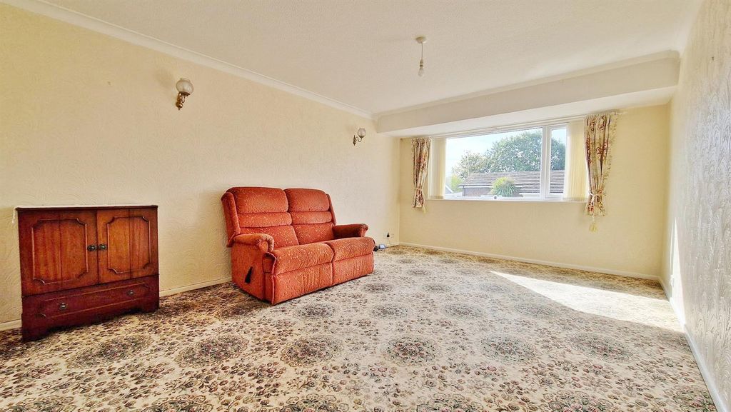 Property photo 3 of 13 Lounge