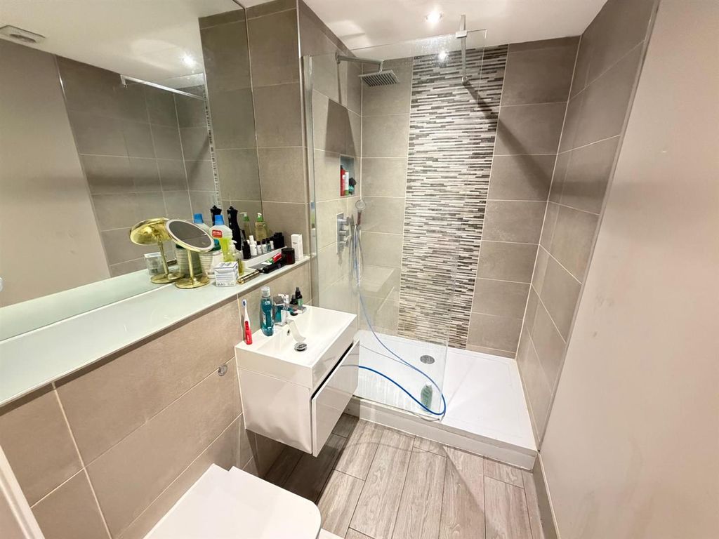 Property photo 3 of 6 Bathroom.Jpg