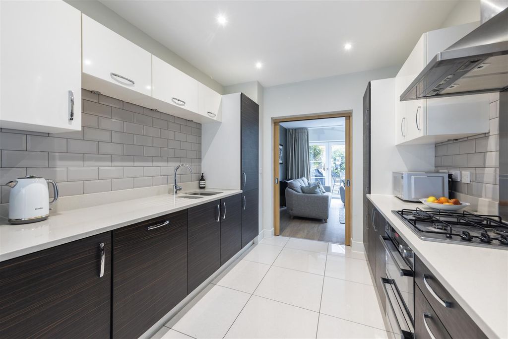 Property photo 3 of 15 15-Pitt-Rivers-Close-Boxgrove-Gardens-Guildford-Su