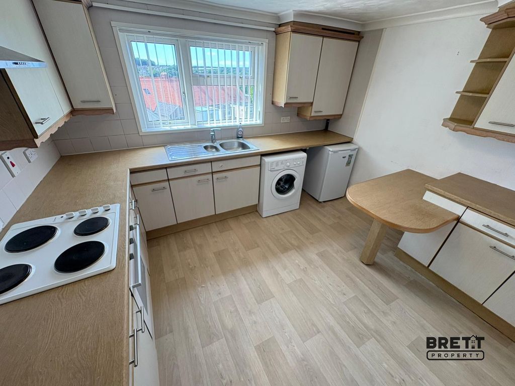 Property photo 2 of 6 Kitchen