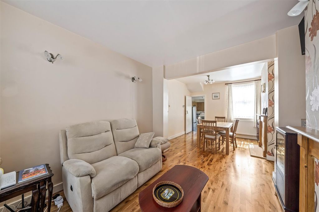 Property photo 2 of 14 Throughlounge.Jpg