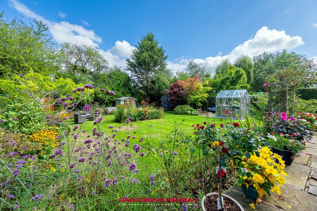 Property photo 2 of 34 Garden