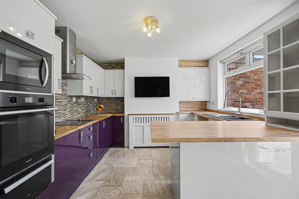 Property photo 3 of 25 Living/Dining Kitchen