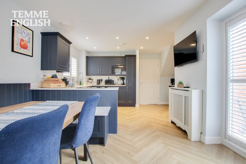 Property photo 3 of 42