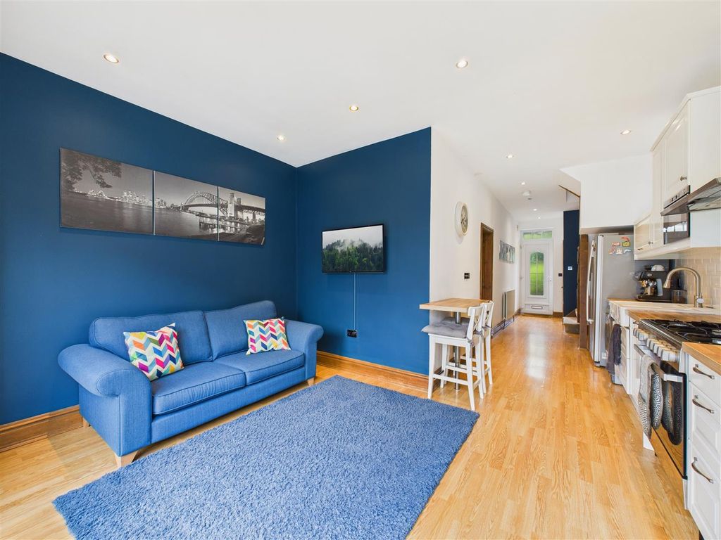 Property photo 2 of 18 Day Area