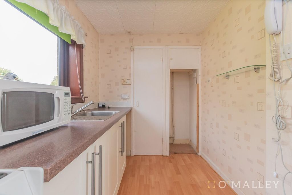 Property photo 3 of 10 Kitchen