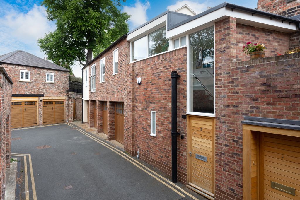 Property photo 1 of 9 Front External