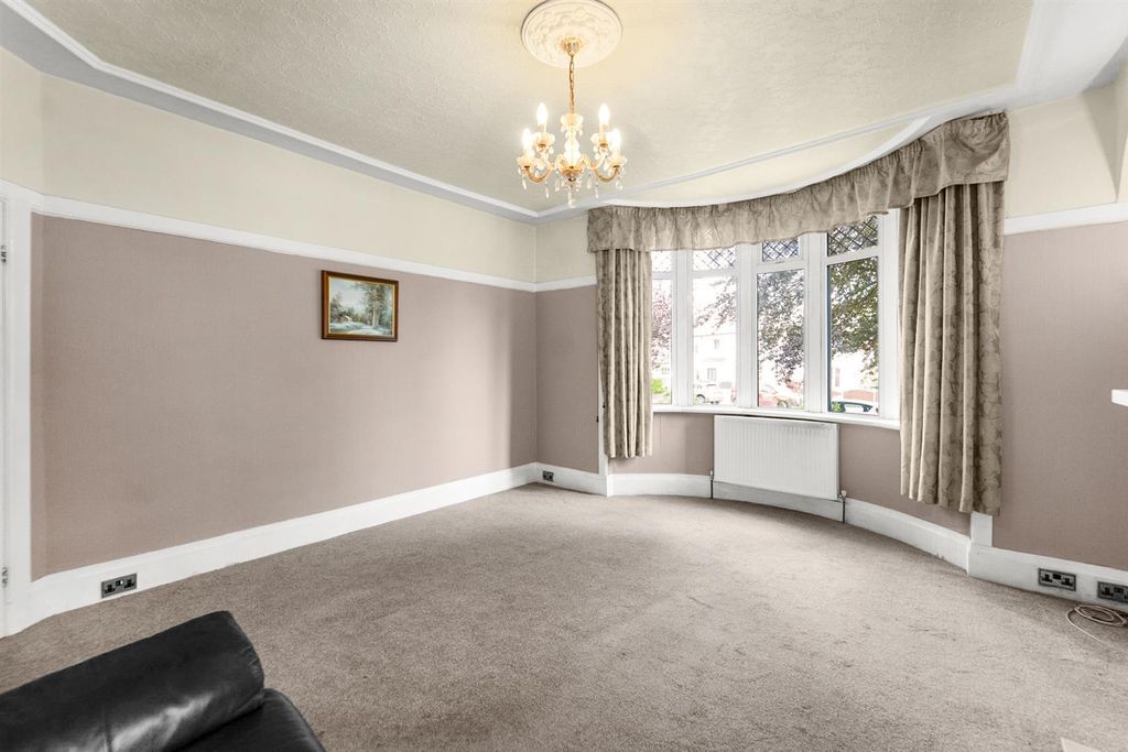 Property photo 3 of 41 Colne Road-4.Jpg