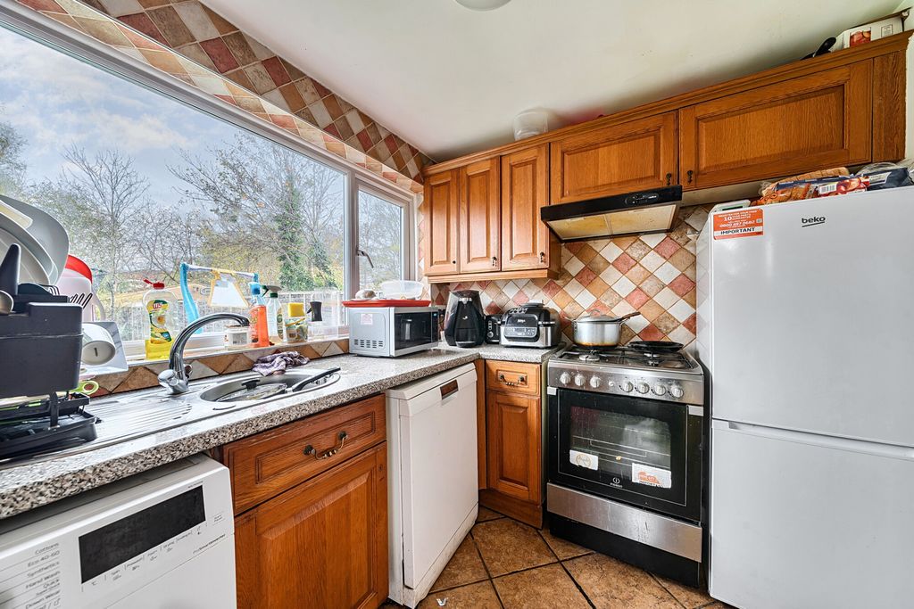 Property photo 3 of 12 Kitchen