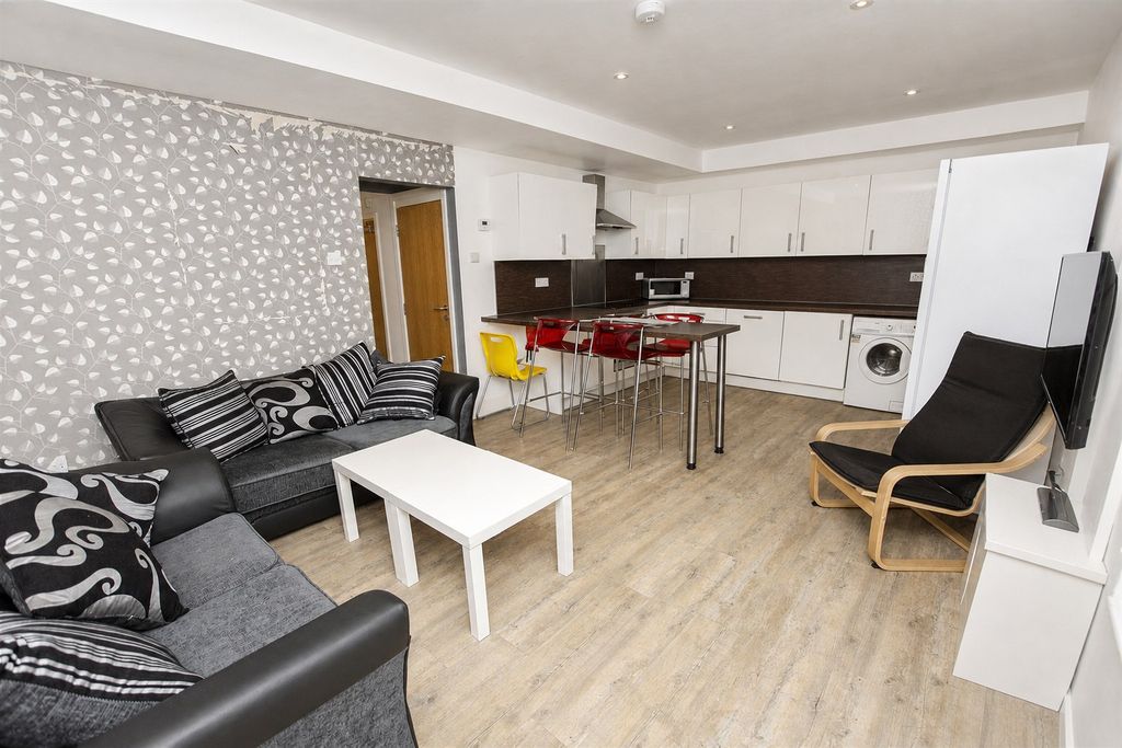 Property photo 1 of 11 Approach