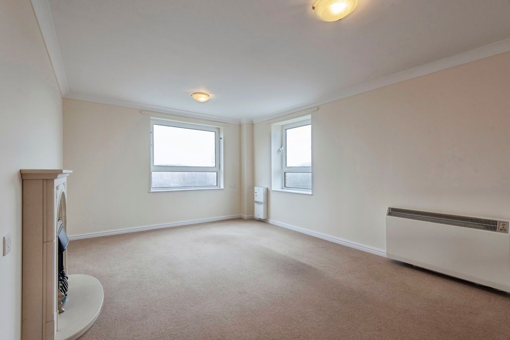 Property photo 3 of 17 Lounge