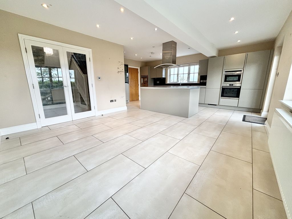Property photo 2 of 39