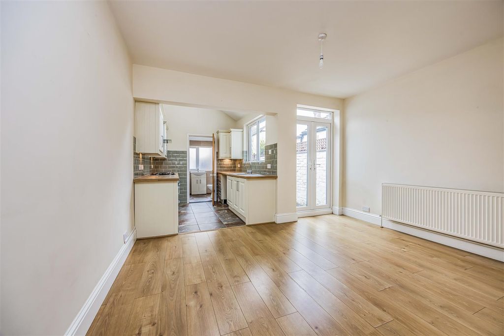 Property photo 3 of 8 Percy Road, Southsea-Small-Porticomarketing-Nexa-1