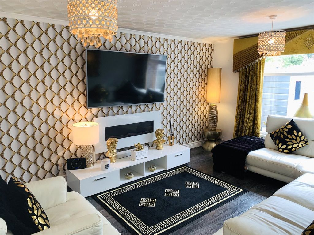 Property photo 3 of 17 Lounge