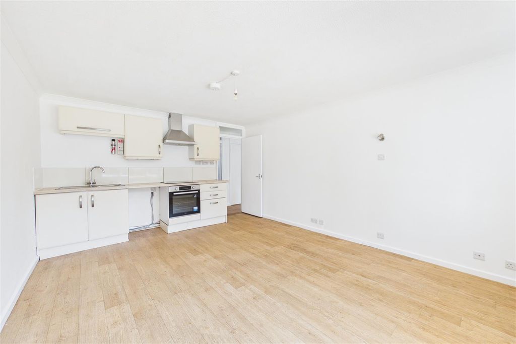 Property photo 3 of 16 Cam04234G0-Pr0413-Still004.Jpg
