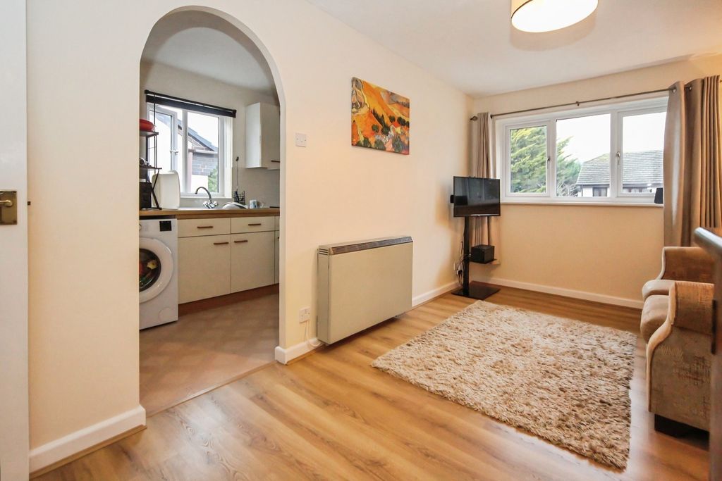 Property photo 3 of 10 L Room 1