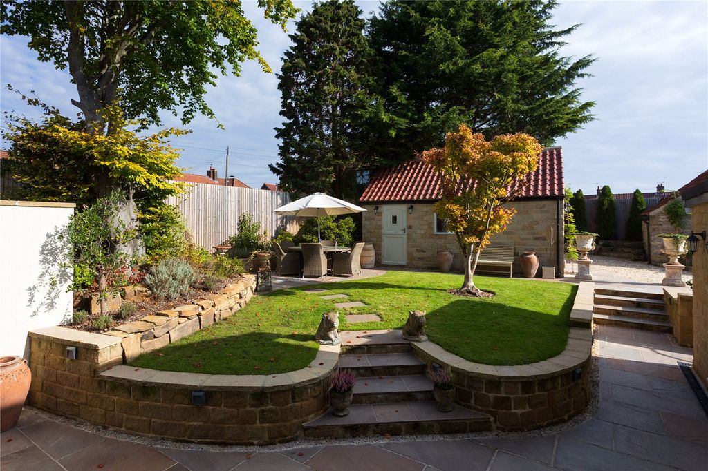 Property photo 3 of 33 Garden