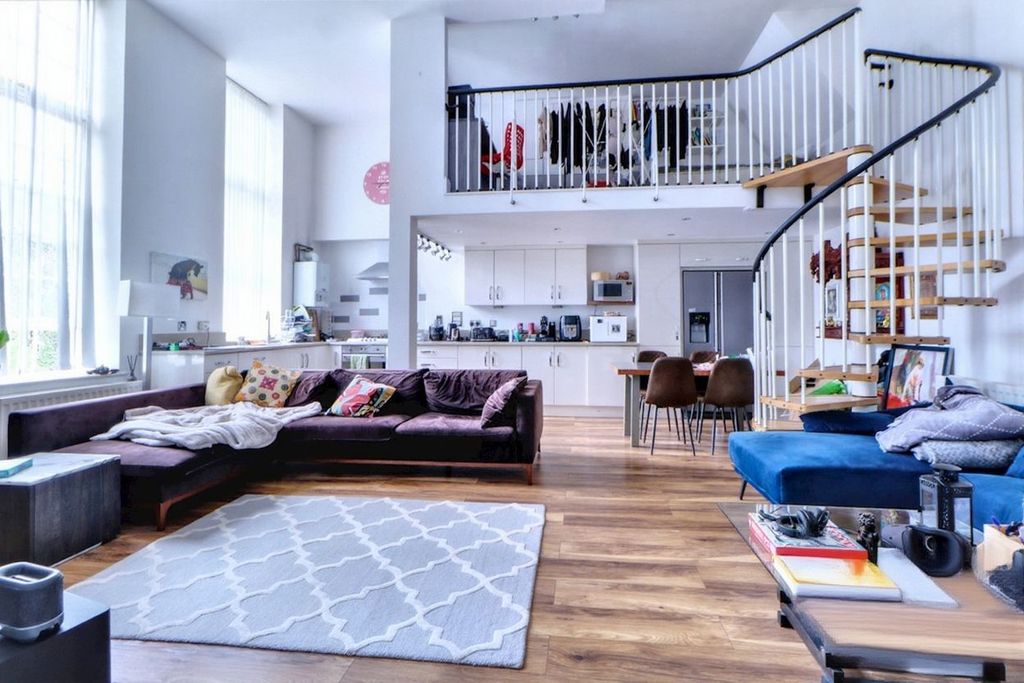 Property photo 1 of 6 2 Bedroom Flat / Apartment  Cottage Close, Harrow On The Hill