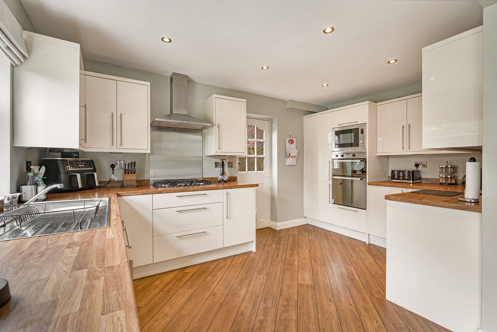 Property photo 2 of 26