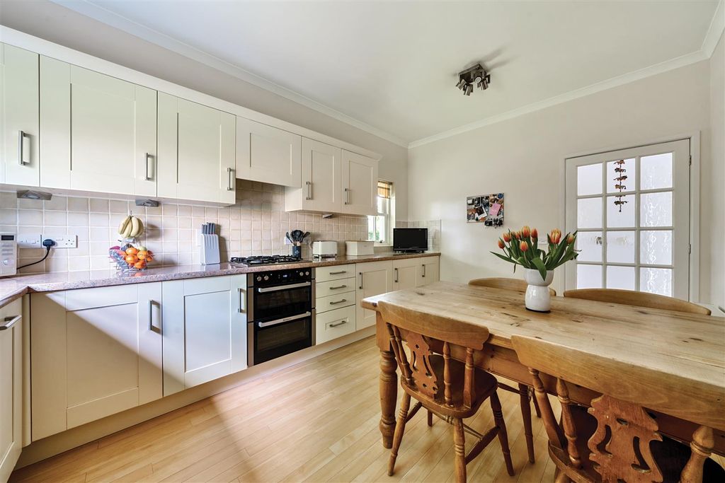Property photo 3 of 17 21-6819F1B0B3Bc0-1285701-Arw-21-1.Jpg