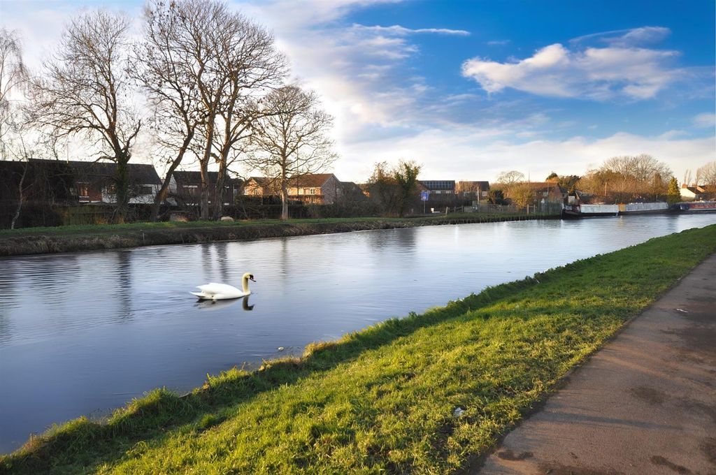 Property photo 2 of 27 Fac1E6Bb-8d98-4317-B9B0-Eaafba332075.Jpg