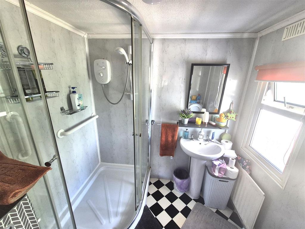 Property photo 3 of 11 Bathroom