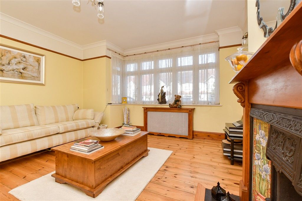 Property photo 2 of 17 Lounge
