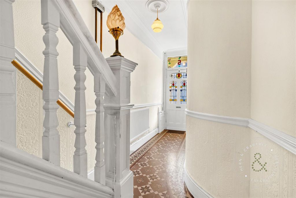 Property photo 2 of 36 Roath Court Place, Hern Crabtree (19).Jpg