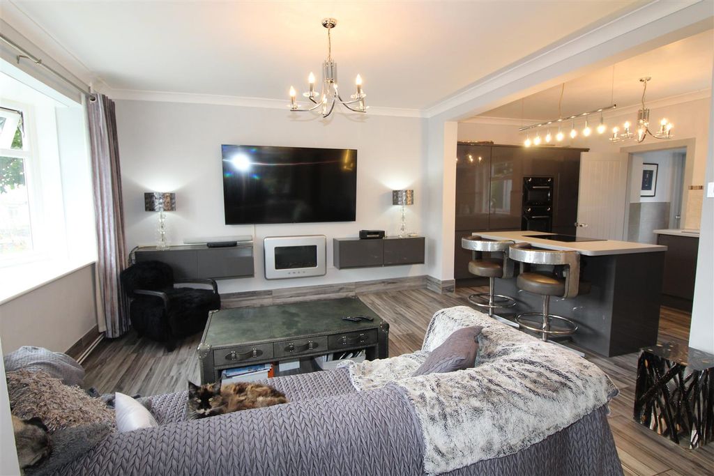 Property photo 3 of 36 Lounge