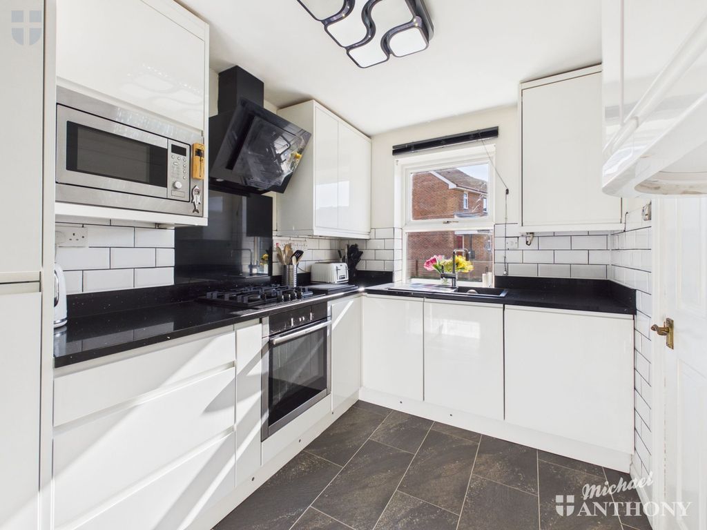 Property photo 2 of 11 Cam03852G0-Pr0595-Still001