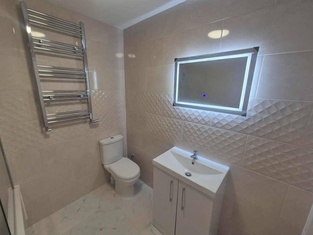 Additional image 8 of 3 bed flat to rentLarkhill Road, Yeovil BA21