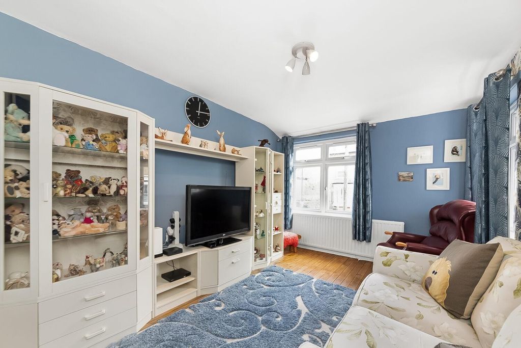 Property photo 3 of 13 4