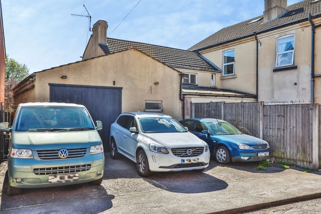 Property photo 3 of 32