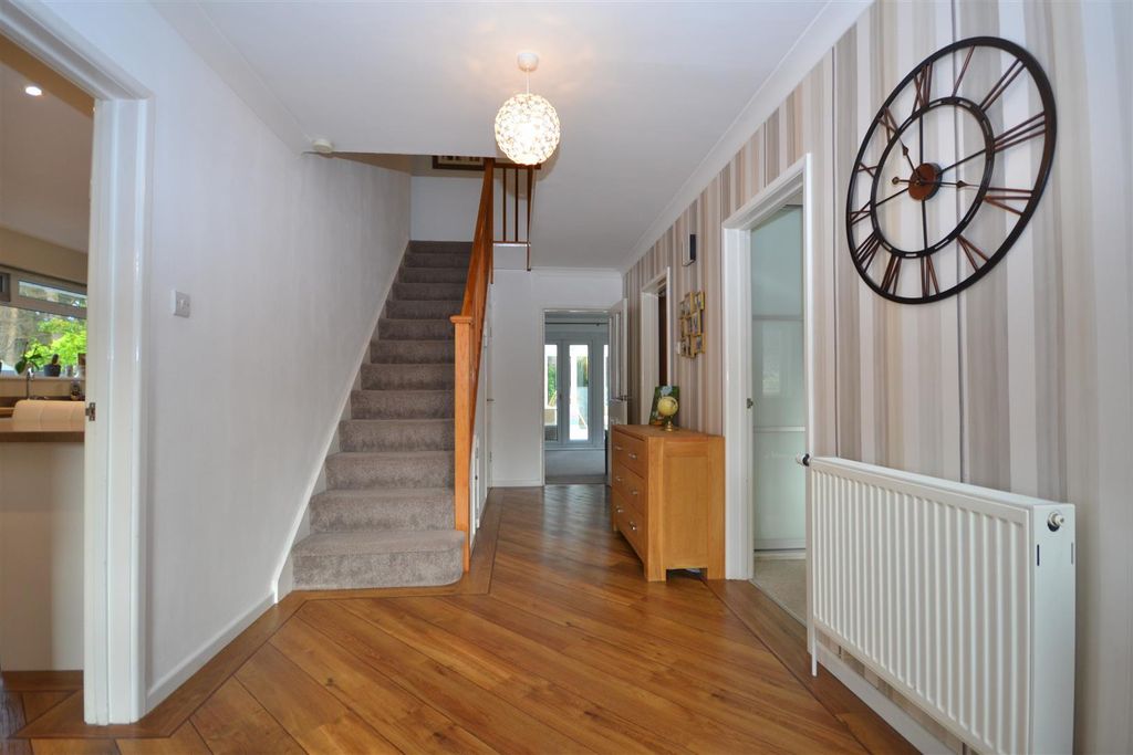 Property photo 2 of 16 Entrance Hall