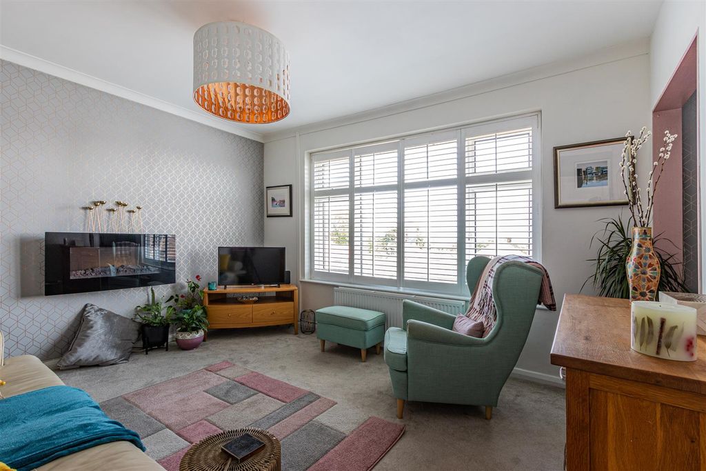 Property photo 3 of 22 Carisbrooke Way 15B (2 Of 20).Jpg