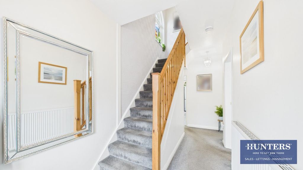 Property photo 2 of 13 Hallway